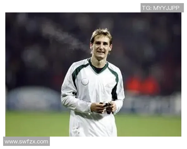 足球明星克洛泽精美摆件图片展现其传奇风采与运动精神